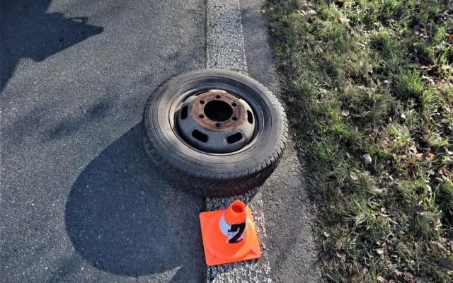 Řidiči náklaďáku za jízdy upadlo kolo a skončilo v potoce