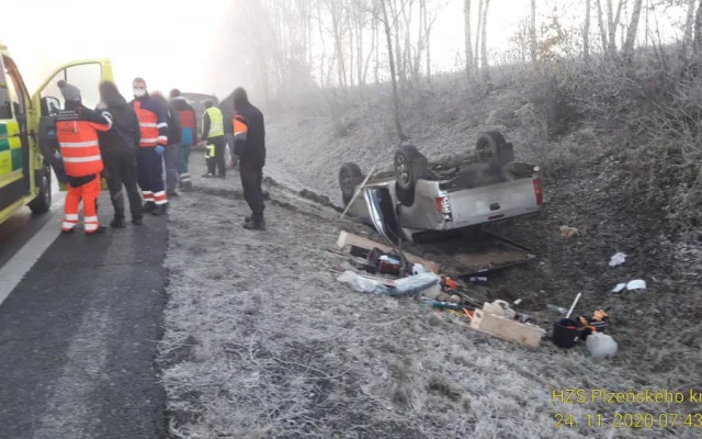 Pozor na kluzké vozovky, od rána vyjíždějí hasiči k množství nehod. Nejhorší situace jen na I/20 na severním Plzeňsku