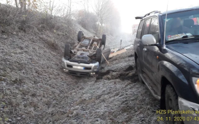 Pozor na kluzké vozovky, od rána vyjíždějí hasiči k množství nehod. Nejhorší situace jen na I/20 na severním Plzeňsku