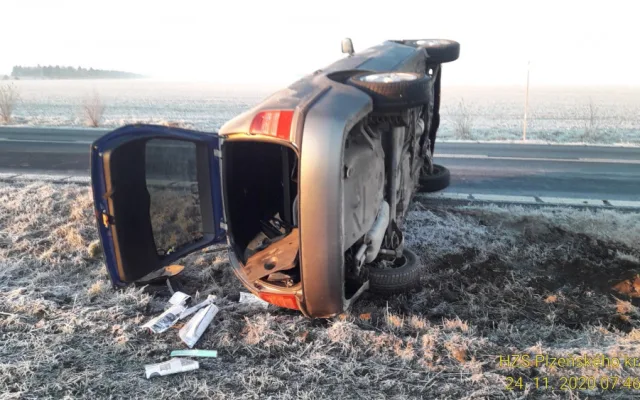 Pozor na kluzké vozovky, od rána vyjíždějí hasiči k množství nehod. Nejhorší situace jen na I/20 na severním Plzeňsku