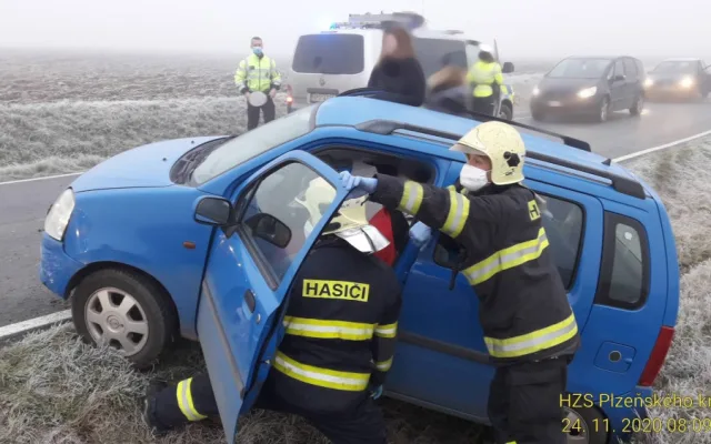 Pozor na kluzké vozovky, od rána vyjíždějí hasiči k množství nehod. Nejhorší situace je na I/20 na severním Plzeňsku