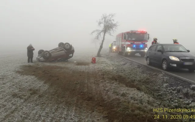 Pozor na kluzké vozovky, od rána vyjíždějí hasiči k množství nehod. Nejhorší situace je na I/20 na severním Plzeňsku