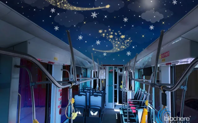 Interiér loňské vánoční tramvaje