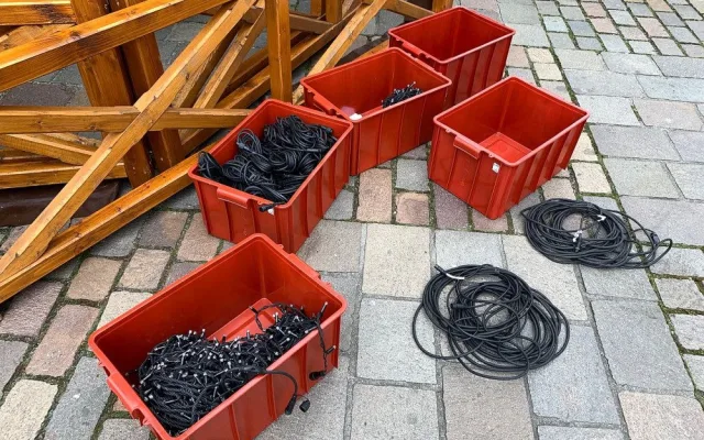 V plném proudu je už zdobení vánočního stromu na plzeňském náměstí Republiky