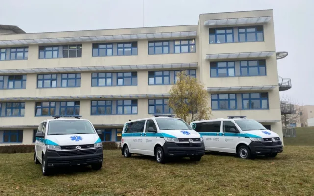 Tři nové sanitky převzala dnes do užívání Domažlická nemocnice