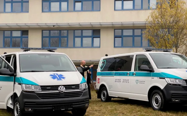 Tři nové sanitky převzala dnes do užívání Domažlická nemocnice