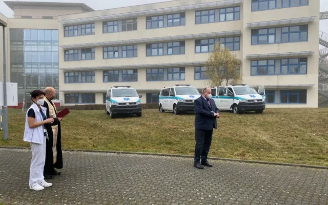 Tři nové sanitky převzala dnes do užívání Domažlická nemocnice