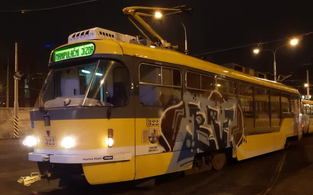 Sprejeři v noci vyzdobili graffiti několik plzeňských tramvají ve smyčce na Skvrňanech