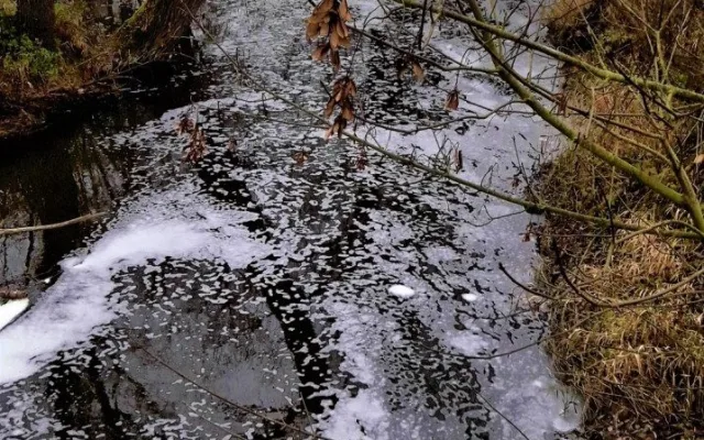 Vodu v řece Klabavě dnes ráno napěnila neznámá látka, na místě zasahovali hasiči