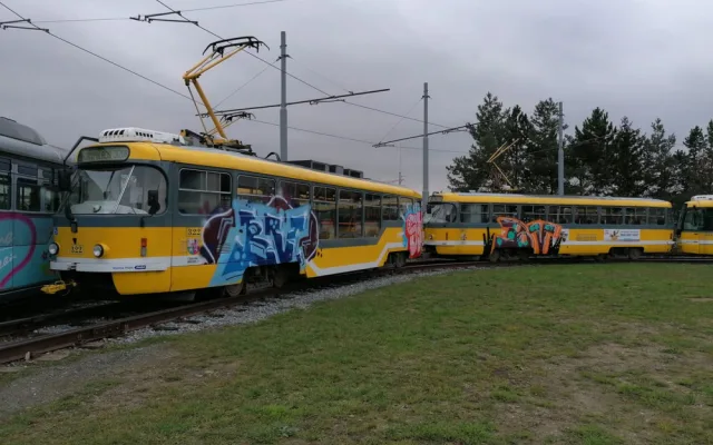 Tramvaj pomalovaná graffiti už absolvuje očistu ve vozovně, po sprejerech pátrá policie