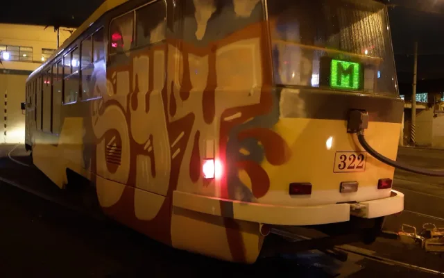 Tramvaj pomalovaná graffiti už absolvuje očistu ve vozovně, po sprejerech pátrá policie