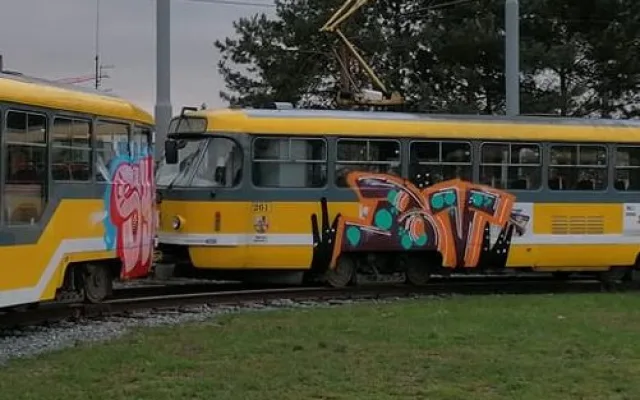 Tramvaj pomalovaná graffiti už absolvuje očistu ve vozovně, po sprejerech pátrá policie