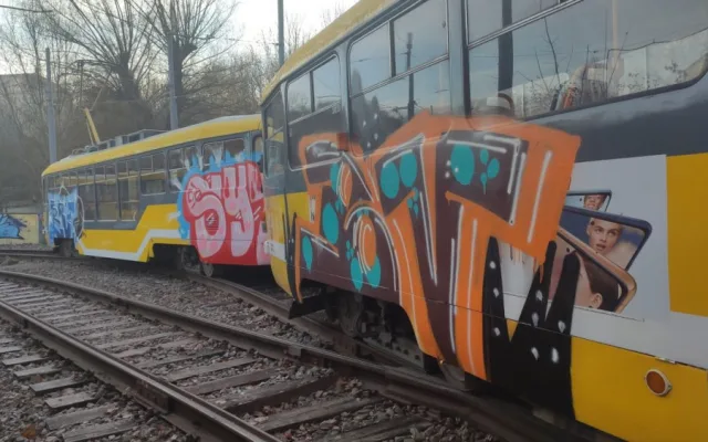 Sprejeři vyzdobili tramvaj ze všech stran