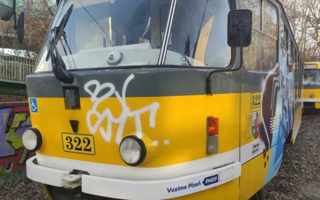 Sprejeři vyzdobili tramvaj ze všech stran