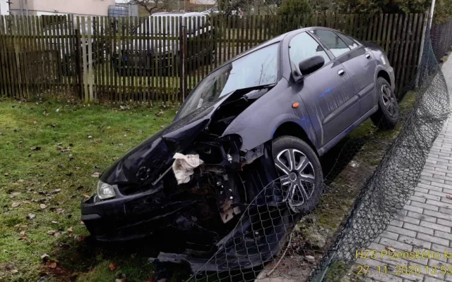 Opilý řidič vletěl s vozem na zahradu rodinného domu, mladý motorista přistál na boku