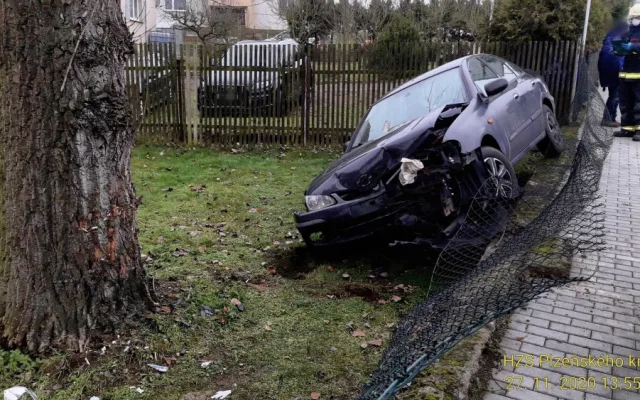 Opilý řidič vletěl s vozem na zahradu rodinného domu, mladý motorista přistál na boku