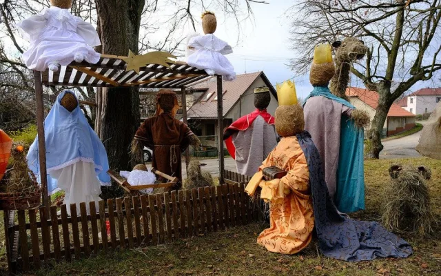 Unikátní betlém s postavami ze sena vyrobili i letos obyvatelé Číčova na Plzeňsku