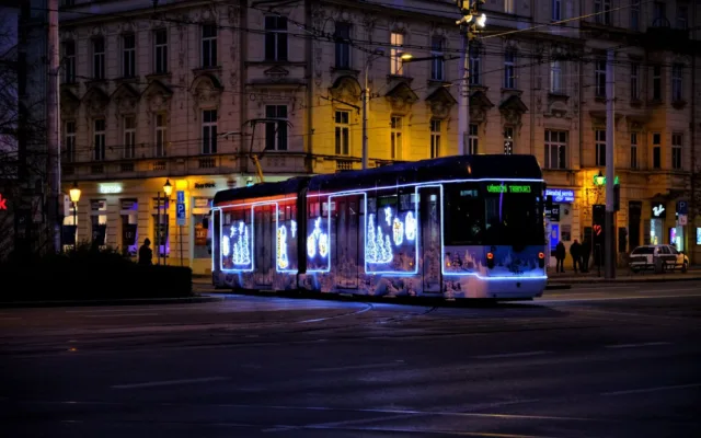Rozsvícení vánočního stromu sledovaly na náměstí stovky Plzeňanů, ulice už brázdí vánoční tramvaj