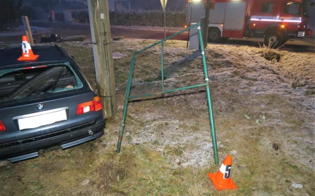 Řidič BMW po smyku na namrzlé silnici smetl dopravní značky i reklamní tabuli