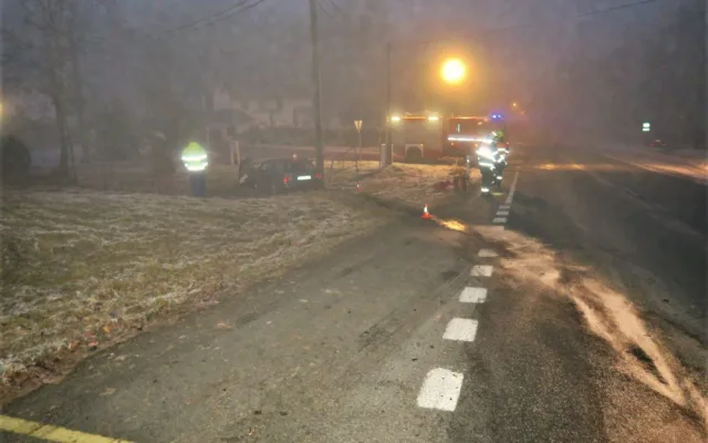 Řidič BMW po smyku na namrzlé silnici smetl dopravní značky i reklamní tabuli