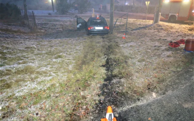 Řidič BMW po smyku na namrzlé silnici smetl dopravní značky i reklamní tabuli