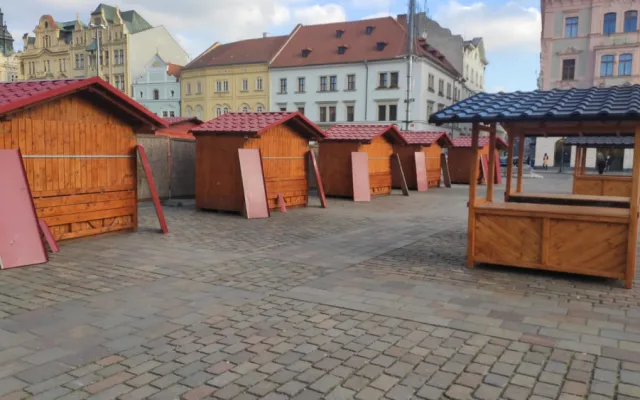 Plzeň bude mít tradiční vánoční trhy, na náměstí Republiky už stojí 85 stánků
