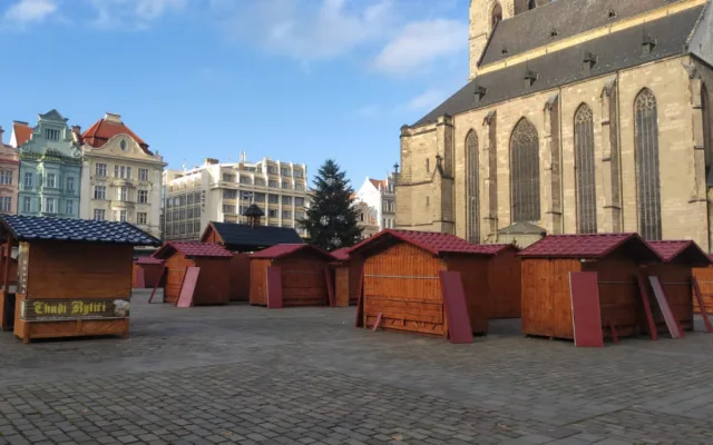 Plzeň bude mít tradiční vánoční trhy, na náměstí Republiky už stojí 85 stánků