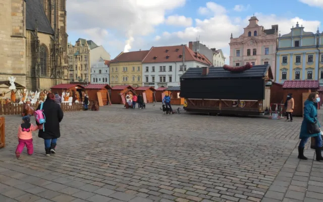 Plzeň bude mít tradiční vánoční trhy, na náměstí Republiky už stojí 85 stánků