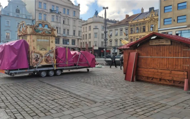 Plzeň bude mít tradiční vánoční trhy, na náměstí Republiky už stojí 85 stánků
