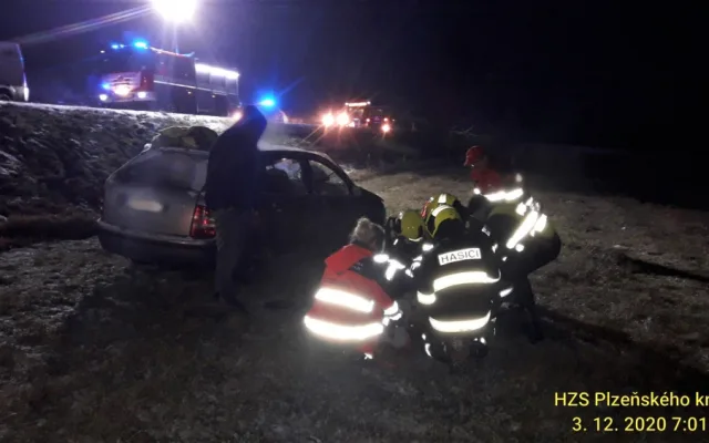 Záchranáři zasahují u nehody poblíž Malých Hydčic na Klatovsku