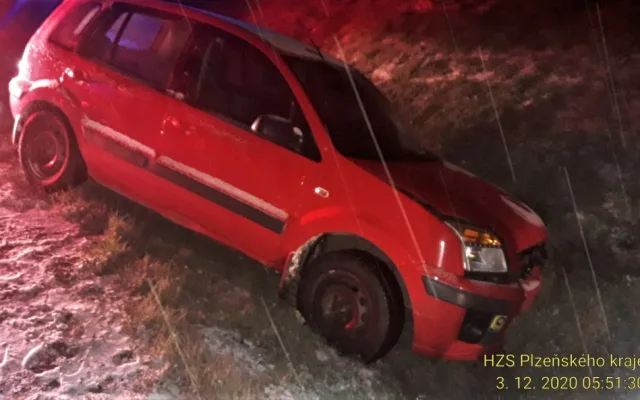 V příkopu skončil motorista poblíž Nepomuku
