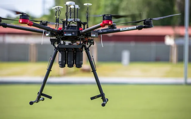 Létáte s dronem? Začnou platit nová přísnější pravidla pro jejich provozování