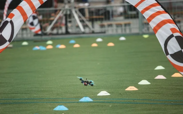 Létáte s dronem? Začnou platit nová přísnější pravidla pro jejich provozování