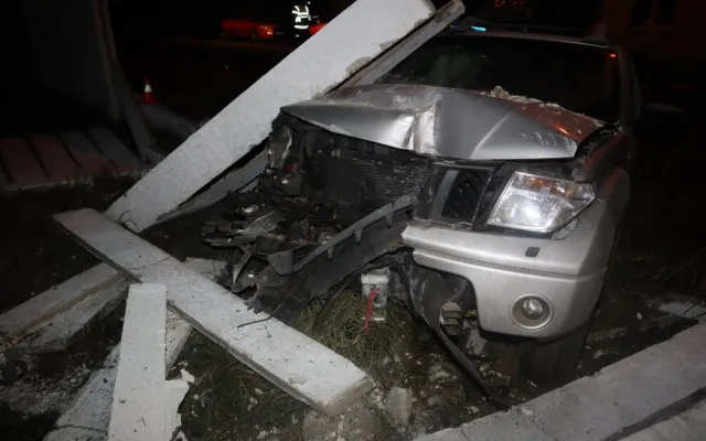 Opilý motorista překonal s autem příkop a zdemoloval betonovou hradbu