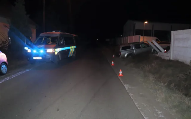 Opilý motorista překonal s autem příkop a zdemoloval betonovou hradbu