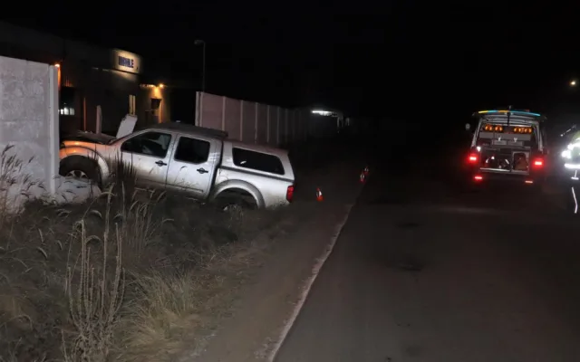 Opilý motorista překonal s autem příkop a zdemoloval betonovou hradbu