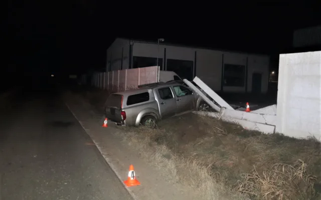 Opilý motorista překonal s autem příkop a zdemoloval betonovou hradbu