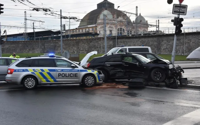 Policisté spěchající k zásahu havarovali,