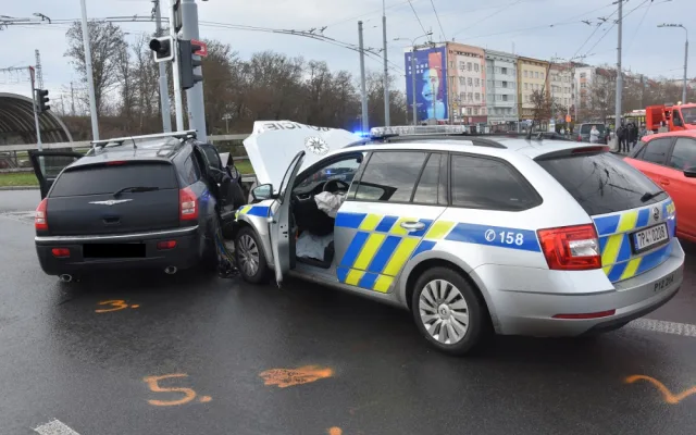 Policisté pronásledovali ukradený vůz, cestu jim zkřížil ukrajinský řidič