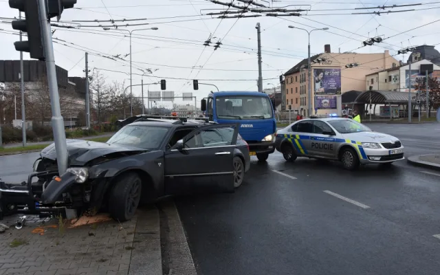 Policisté pronásledovali ukradený vůz, cestu jim zkřížil ukrajinský řidič