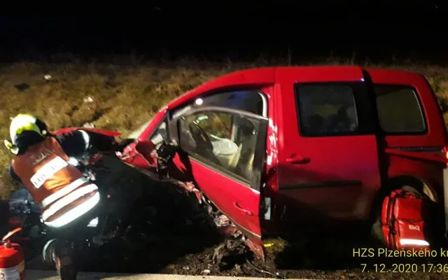 Pět lidí včetně tříletého dítěte se zranilo při čelním střetu dvou osobních automobilů