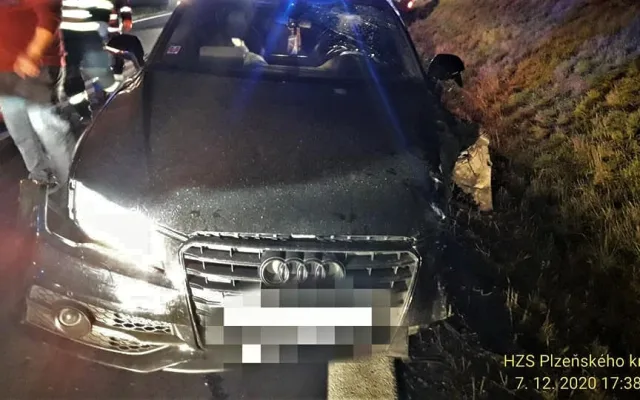 Pět lidí včetně tříletého dítěte se zranilo při čelním střetu dvou osobních automobilů