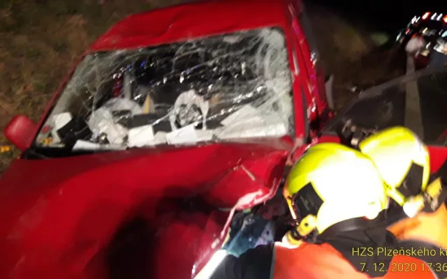 Pět lidí včetně tříletého dítěte se zranilo při čelním střetu dvou osobních automobilů