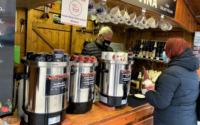 Trhovce i zákazníky zklamalo vládní nařízení zakazující konzumaci jídla i alkoholu na veřejnosti