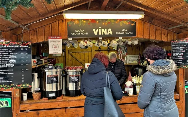 Trhovce i zákazníky zklamalo vládní nařízení zakazující konzumaci jídla i alkoholu na veřejnosti