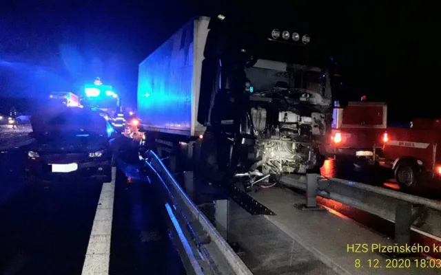 Druhá nehoda kde se střetl kamon a dva osobáky