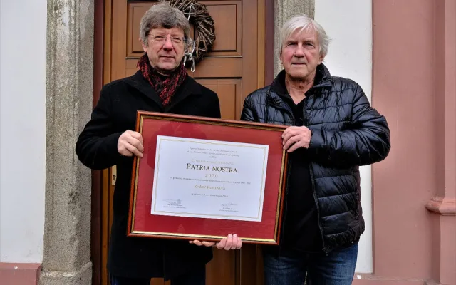 Cenu Patria Nostra pro Dvůr Gigant převzal Ivan Korec a Jan Holoubek, který zajišťoval stavební dozor
