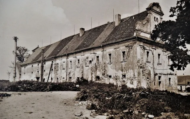 Takto vypadal Dvůr Gigant před zahájením rekonstrukce v roce 1993
