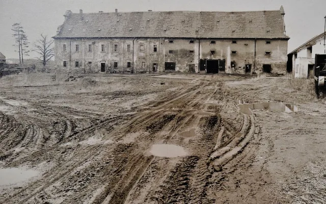 Takto vypadal Dvůr Gigant před zahájením rekonstrukce v roce 1993