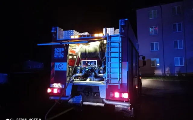 Řidič náklaďáku narazil do sloupku, ze kterého začal unikat plyn